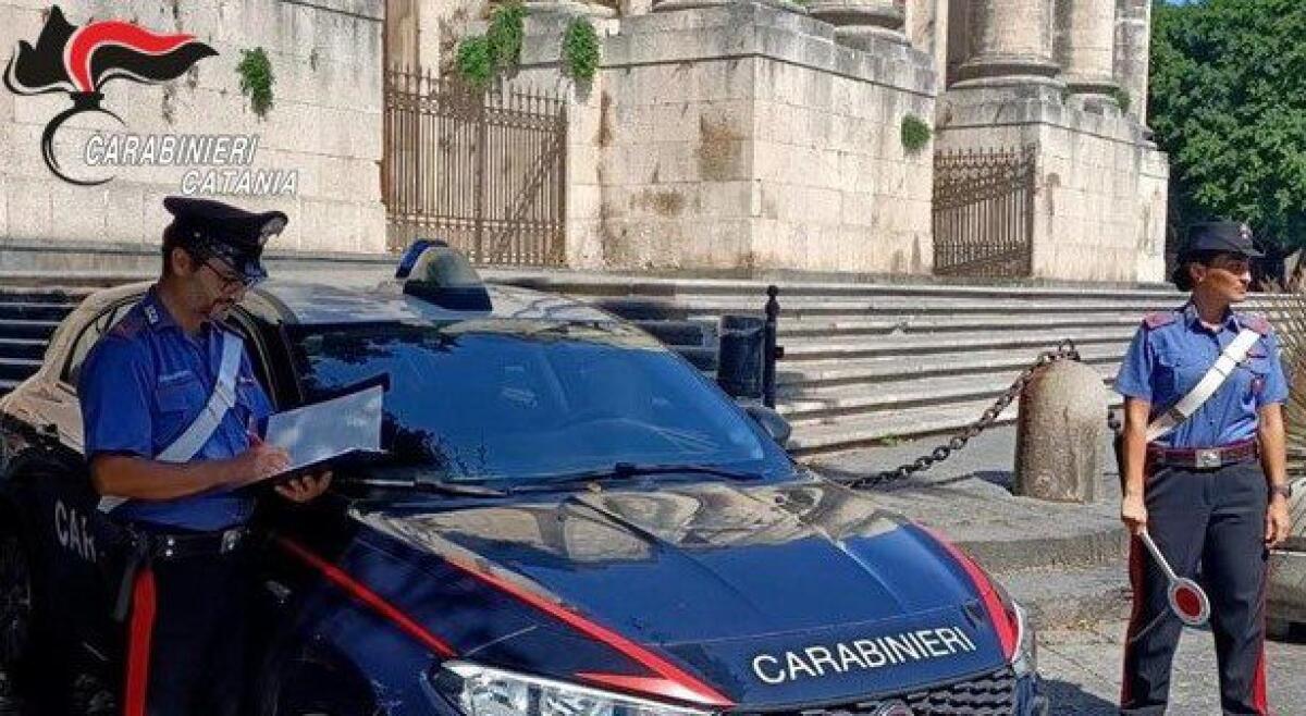 CATANIA, MINORENNE ARRESTATO DAI CARABINIERI MENTRE SPACCIA IN CENTRO - 