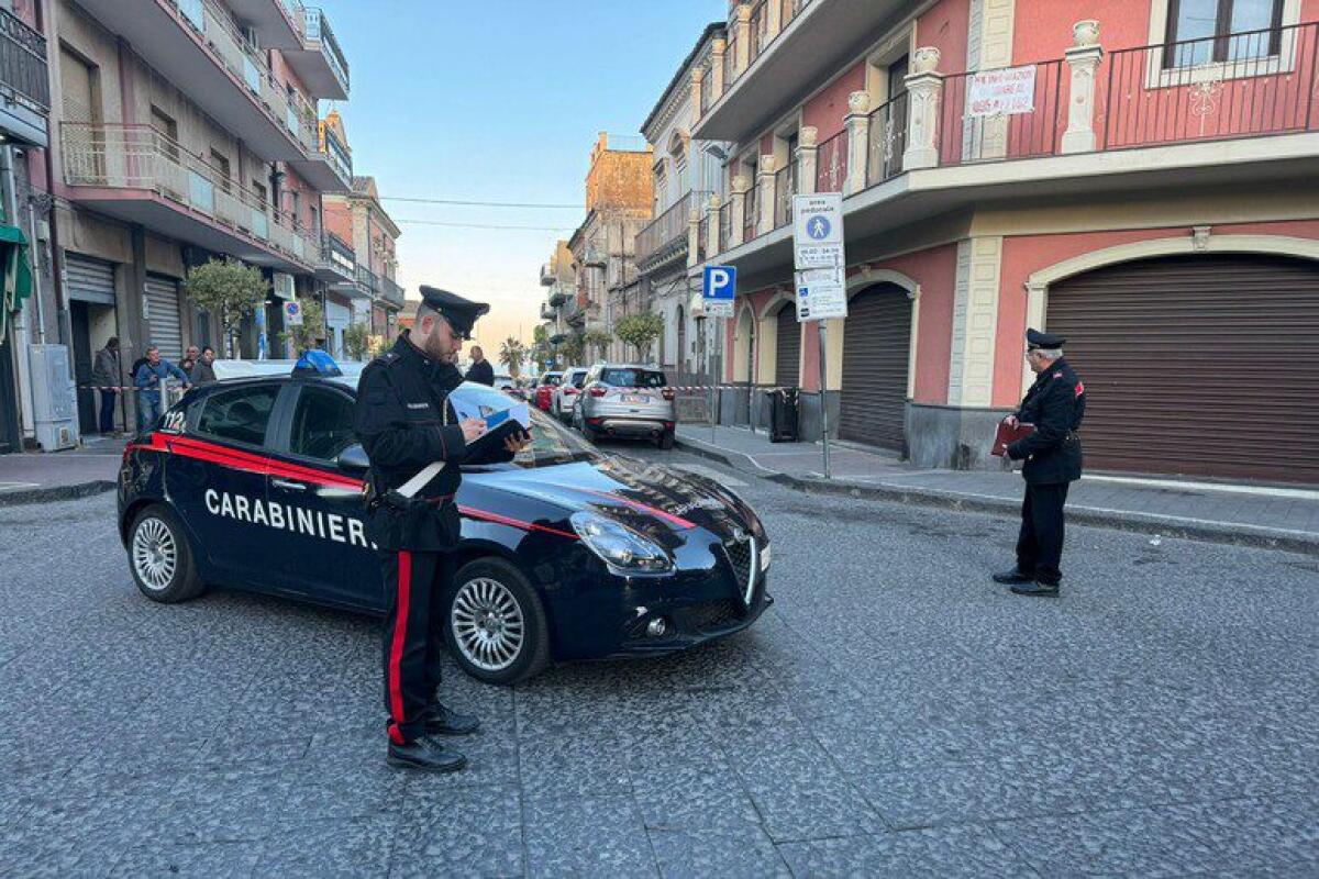 MISTERBIANCO. COLPI DI PISTOLA DAVANTI AD UN BAR, FERITO UN UOMO: FERMATO UN UOMO - 
