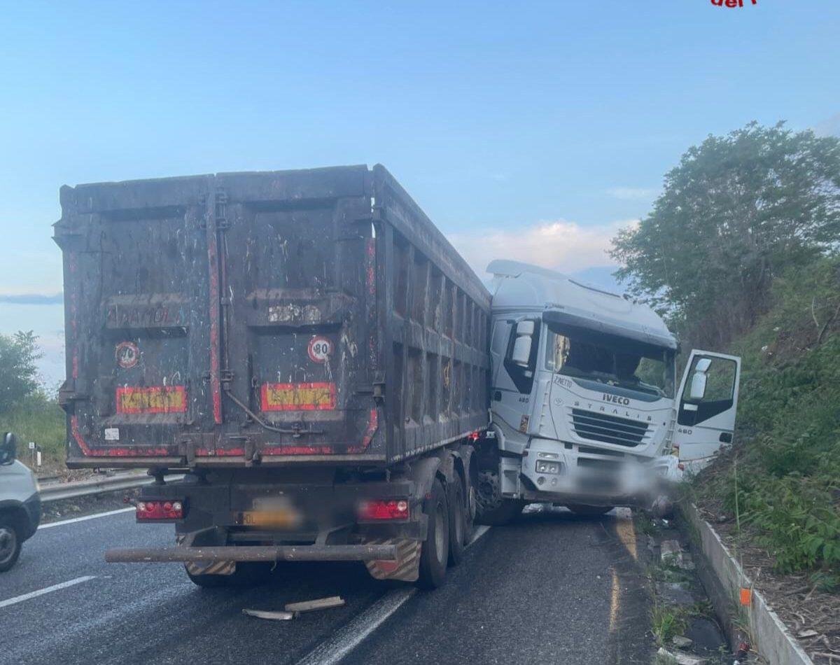 INCIDENTE SULLA CATANIA-MESSINA, PERDE IL CONTROLLO DEL'AUTOCARRO: FERITO CONDUCENTE - 