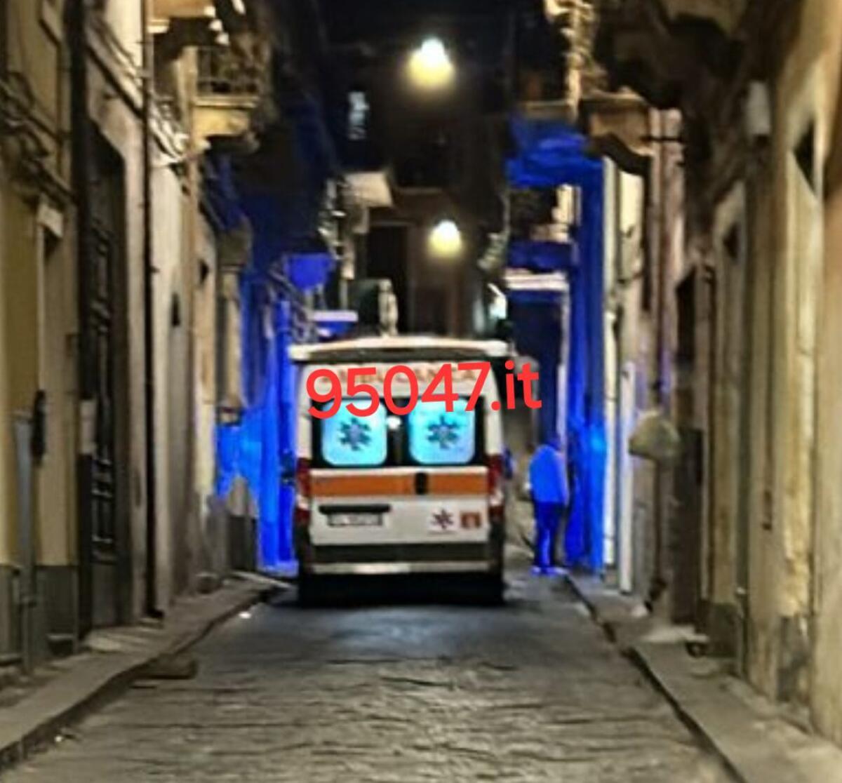 PATERNO'. SCOPPIA LA LITE IN PIENO CENTRO, CARABINIERI E AMBULANZA SUL POSTO - 