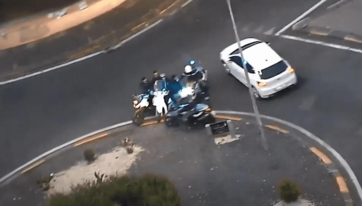 CATANIA.NON SI FERMANO ALL’ALT E DURANTE LA FUGA INVESTONO UN POLIZIOTTO: DUE MINORI ARRESTATI - 