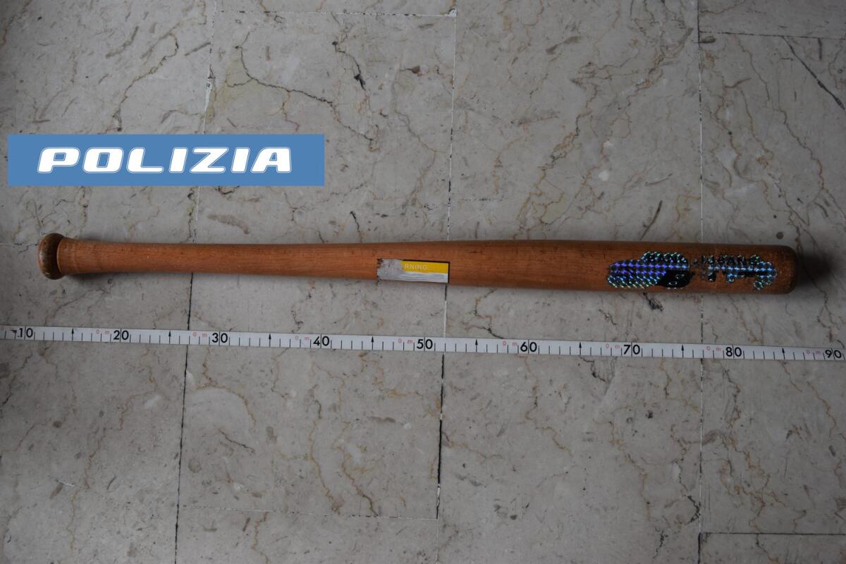 ADRANO. GIRA CON UNA MAZZA DA BASEBALL IN AUTO, 27ENNE DENUNCIATO - 