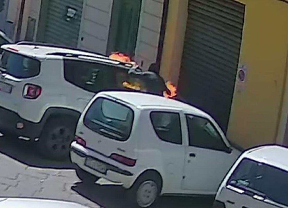 ADRANO, INCENDIANO E DISTRUGGONO 2 AUTO IN CENTRO: DENUNCIATI I RESPONSABILI - 