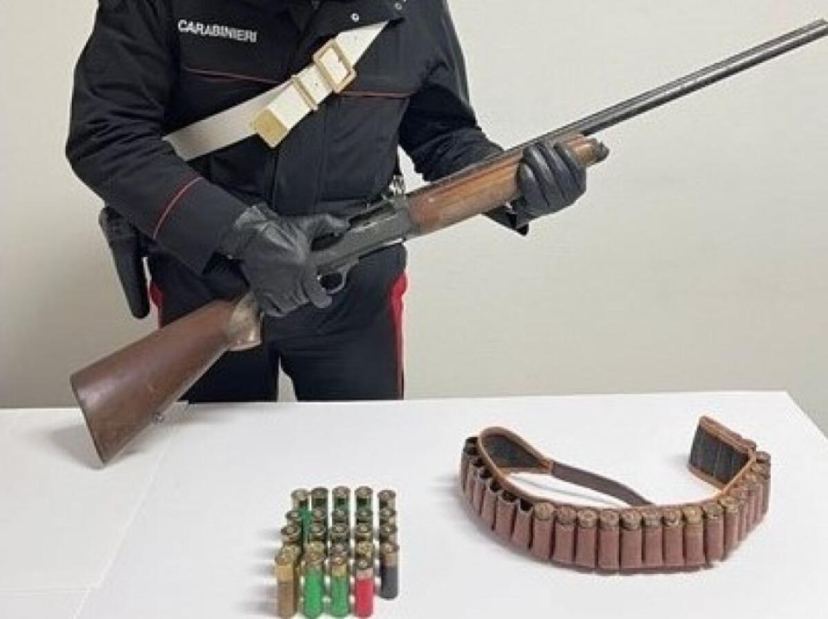 MILITELLO IN VAL DI CATANIA . CON IL FUCILE SOTTO IL LETTO: DENUNCIATI DAI CARABINIERI DUE FRATELLI - 