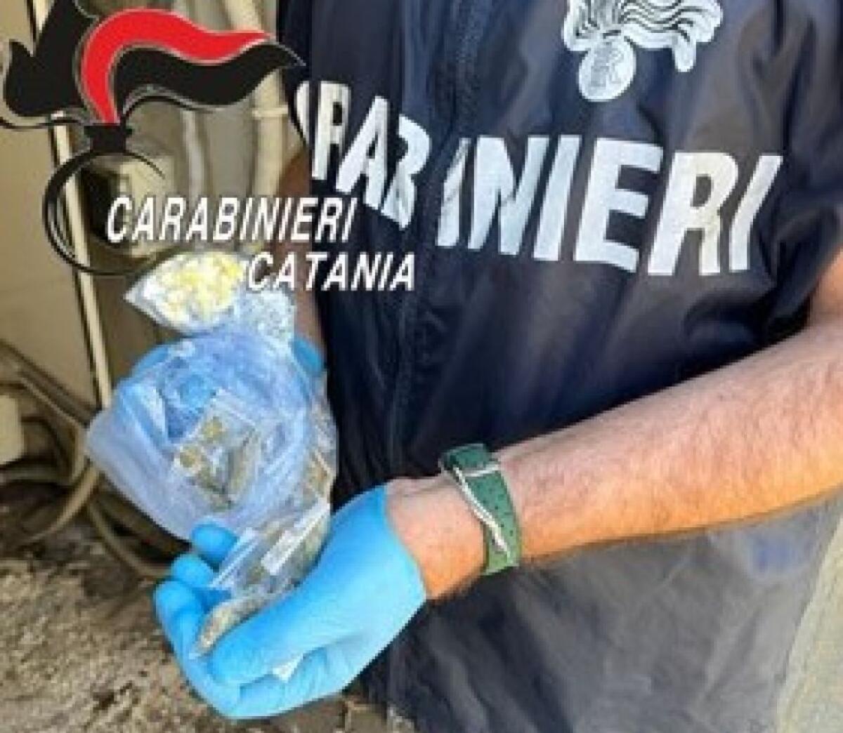 CATANIA. SORPRESO MENTRE CONSEGNA DROGA A UN AUTOMOBILISTA E RICEVE SOLDI, ARRESTATO PER SPACCIO - 