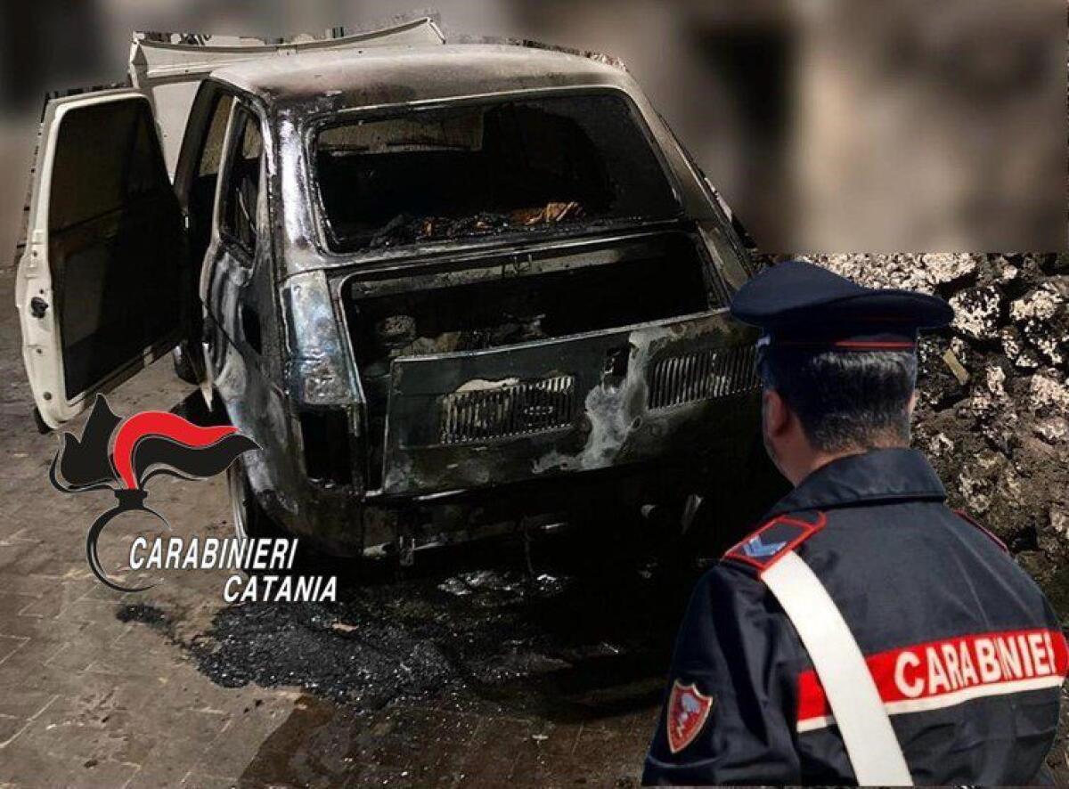 BIANCAVILLA.Il vicino posteggia l’auto sotto la sua finestra, lui gliela incendia e poi si presenta dai Carabinieri - 