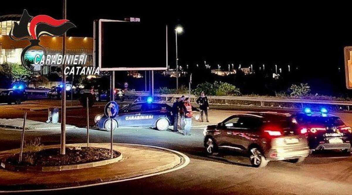 MASCALUCIA. CIRCOLAVA ALLA GUIDA DI UNA SMART FOR TWO CON LA MOGLIE SEDUTA AL LATO PASSEGGERO E LA FIGLIA, MINORENNE, RANNICCHIATA NEL BAGAGLIAIO. IL CONDUCENTE È STATO SANZIONATO - 