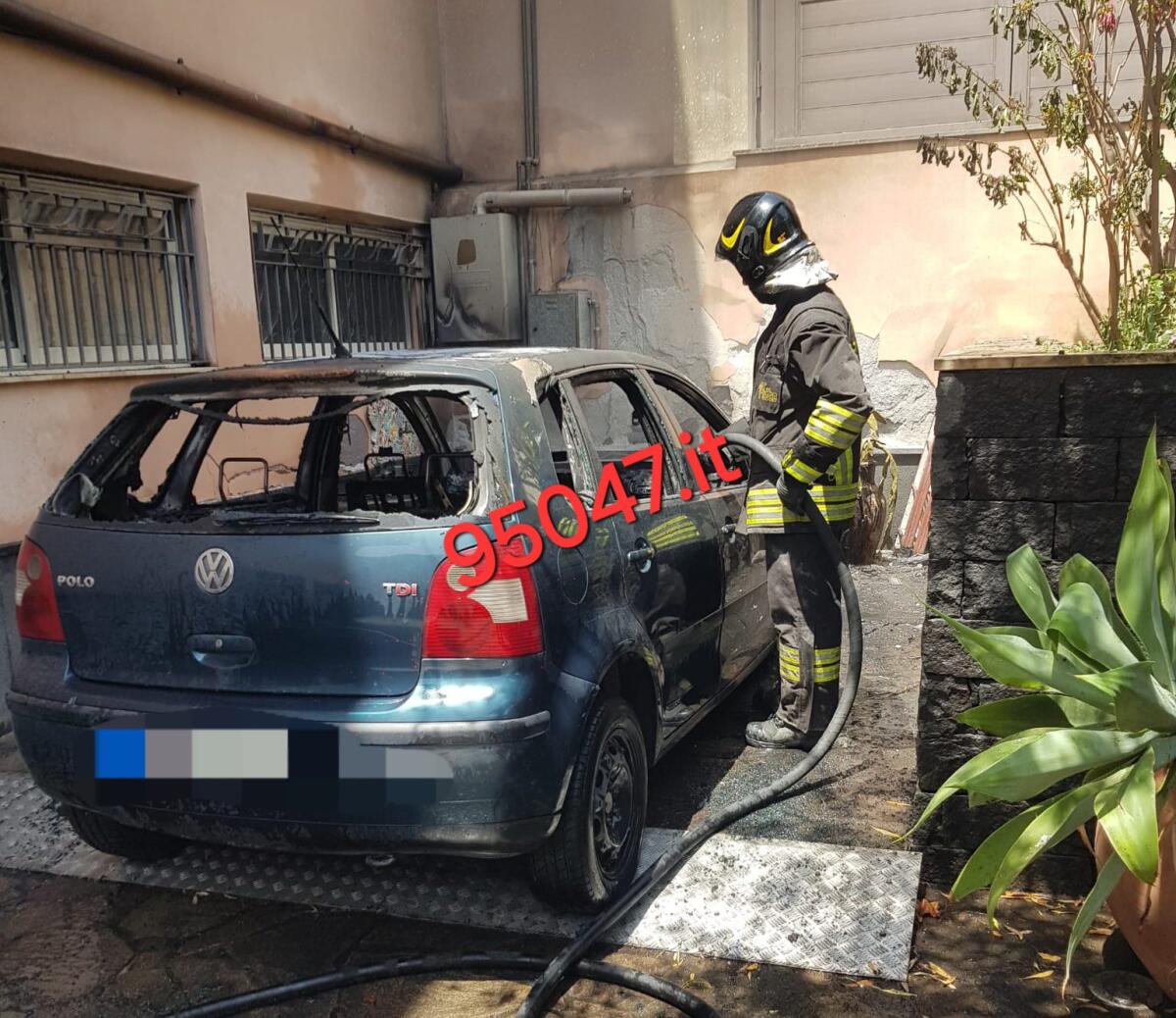 ADRANO, AUTO IN FIAMME, INTERVENTO DEI VIGILI DEL FUOCO - 