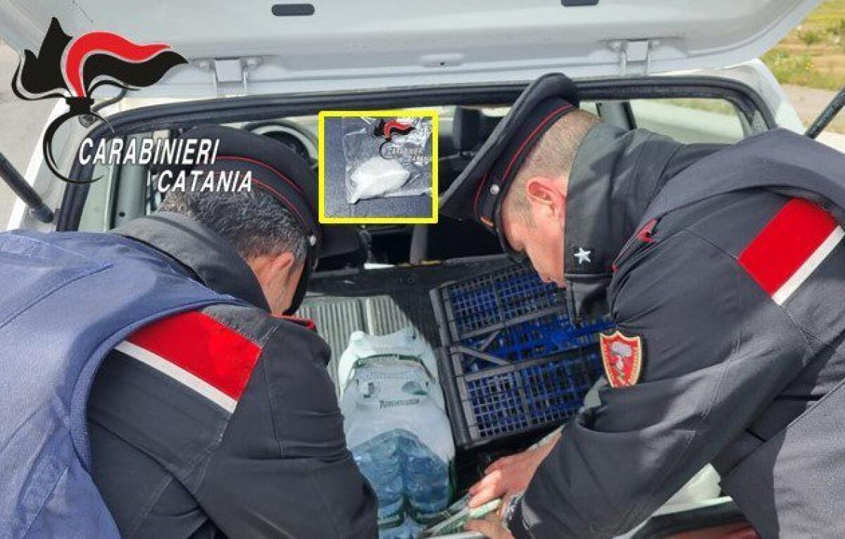 RAMACCA. A SPASSO CON LA COCA NEGLI SLIP: ARRESTATO DAI CARABINIERI - 