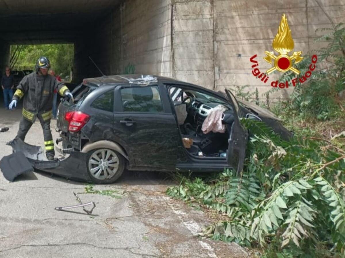 COPPIA DI VENTENNI DI BIANCAVILLA "VOLA" CON L' AUTO E PRECIPITA SU STRADA DI CAMPAGNA: FERITI, LUI IN GRAVI CONDIZIONI - 