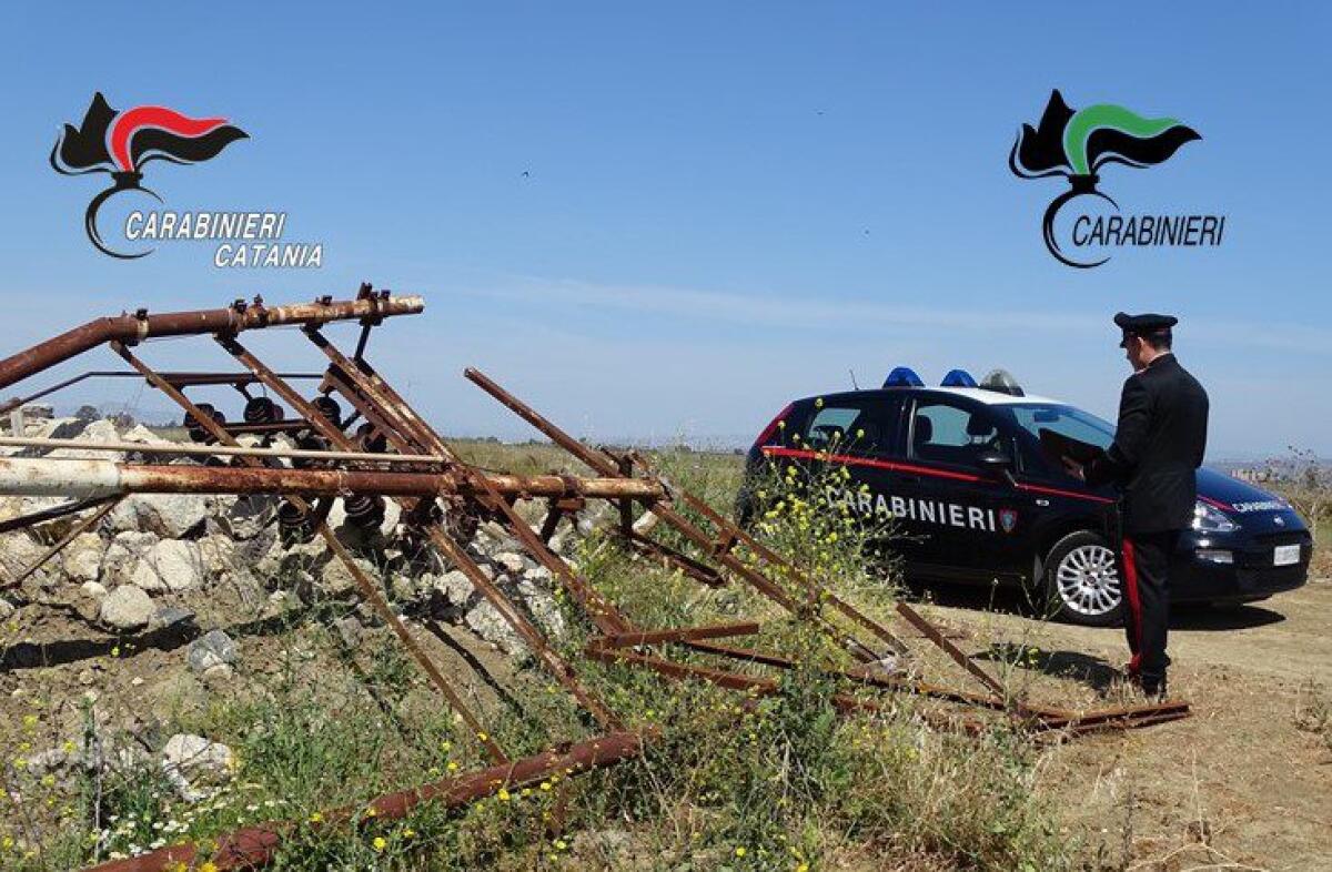 CATANIA, ARMATI DI FLEX ABBATTONO UN TRALICCIO PER RUBARE IL FERRO: 2 ARRESTI - 