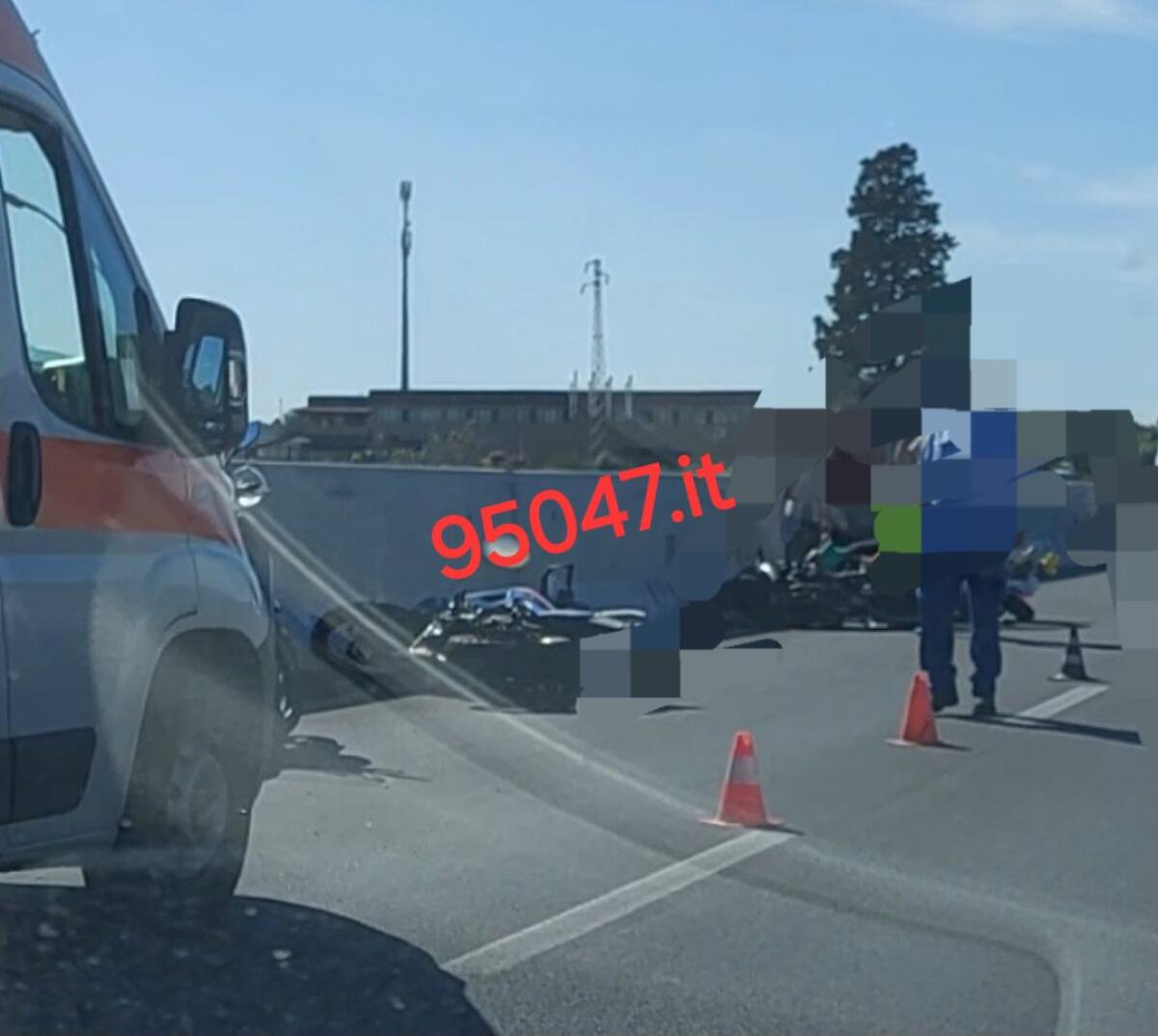 GRAVE INCIDENTE SULLA SUPERSTRADA 121: COINVOLTI DUE MEZZI A DUE RUOTE. SOCCORSI SUL POSTO - 
