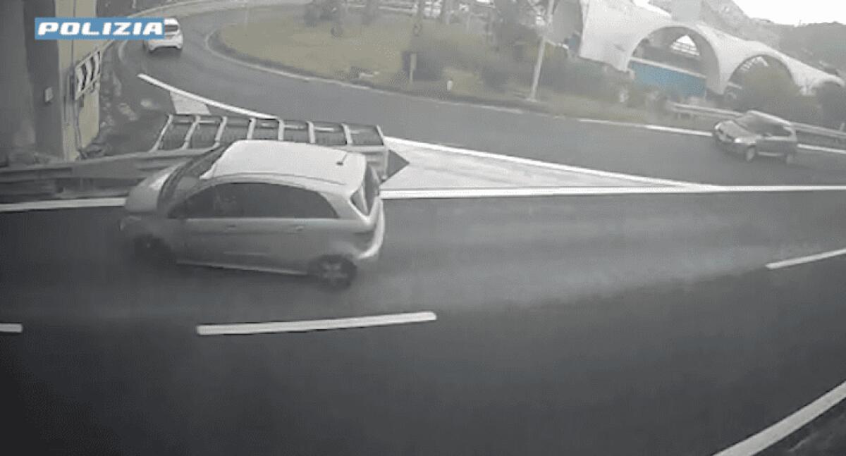 UBRIACA AL VOLANTE FINISCE CONTRO IL MURO DI UNA GALLERIA A TAORMINA: DENUNCIA E RITIRO DI PATENTE. IL VIDEO - 