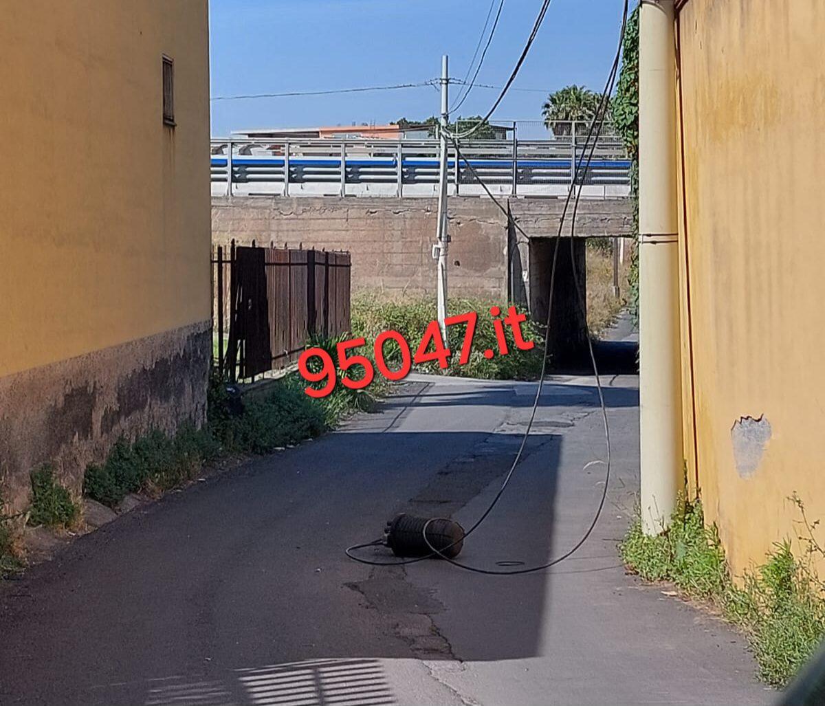 BELPASSO. CAVI ELETTRICI CADUTI  PERICOLOSAMENTE A TERRA - 