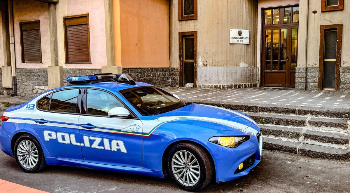 ADRANO. IN AUTO CON UN COLTELLO A SERRAMANICO NEL VANO PORTA OGGETTI, DENUNCIATO - 
