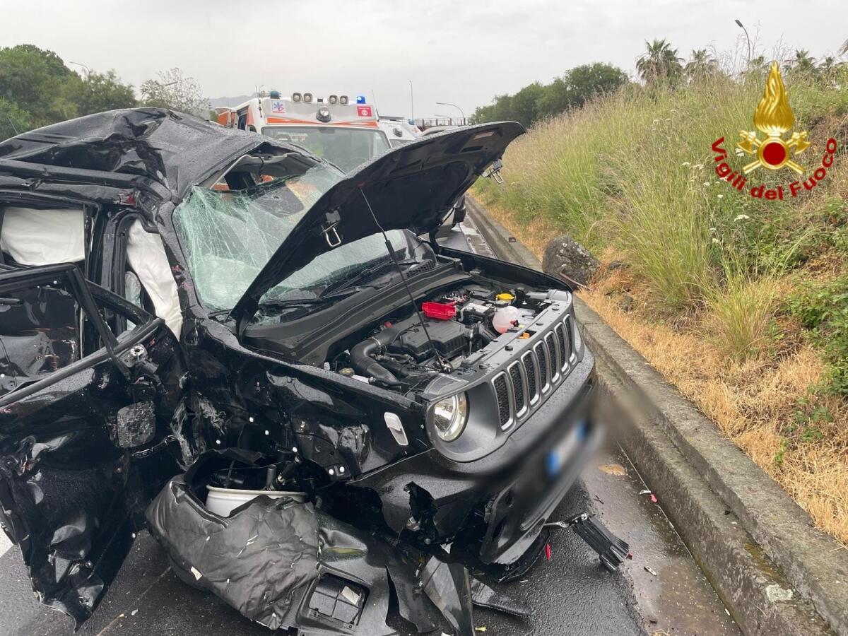INCIDENTE SULL’A18, SCONTRO SUV AUTOARTICOLATO: FERITA UNA COPPIA, LEI È GRAVE - 