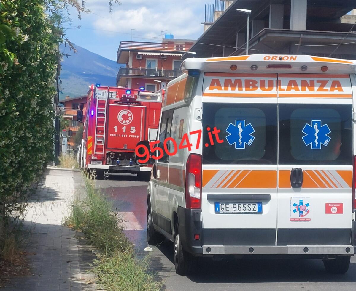 INCENDIO A PATERNÒ: FIAMME DIVAMPANO IN UN'ABITAZIONE DI VIA DELLE GEMME - 