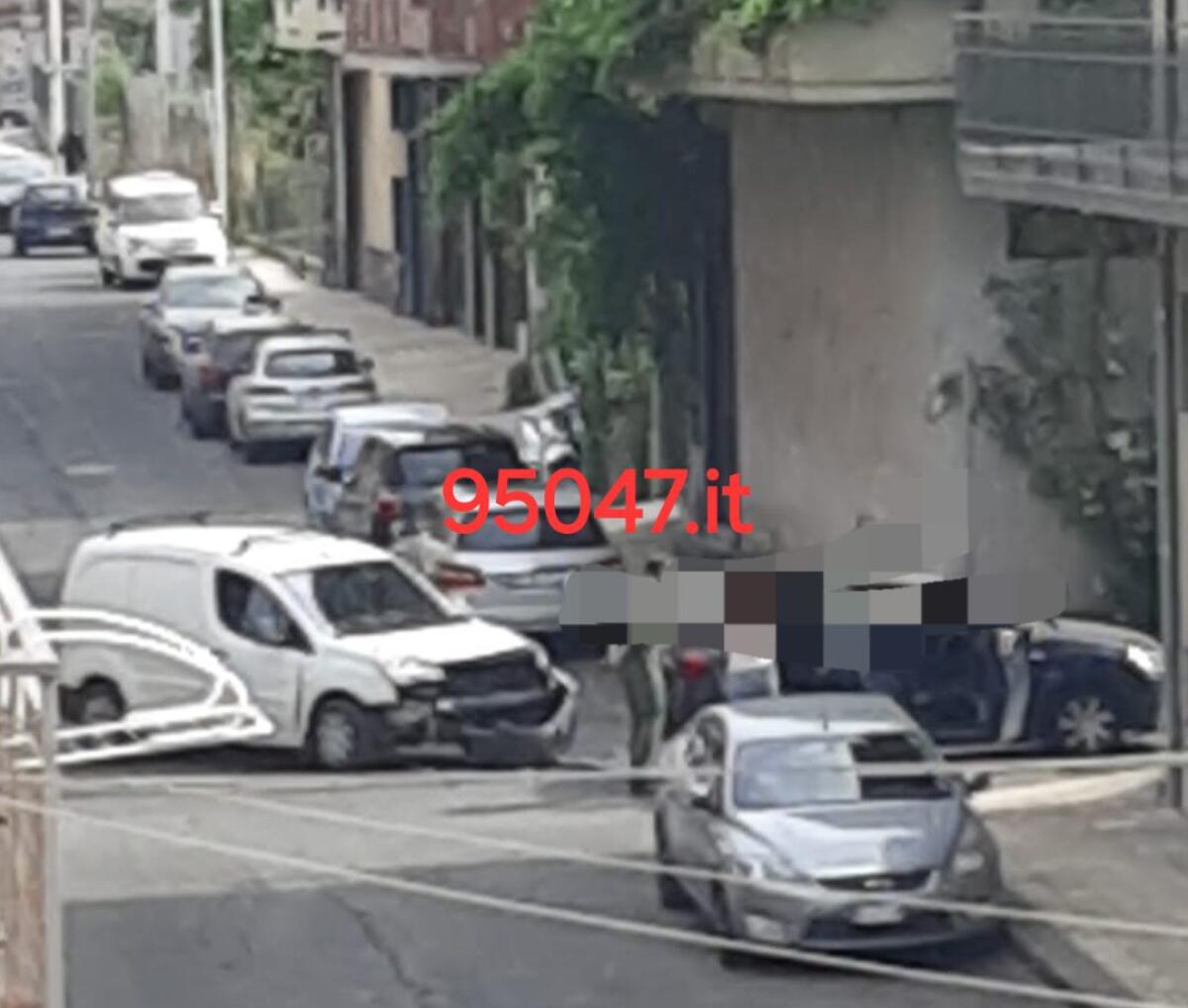 INCIDENTE A PATERNÒ: SCONTRO TRA FURGONE E DACIA SANDERO - 