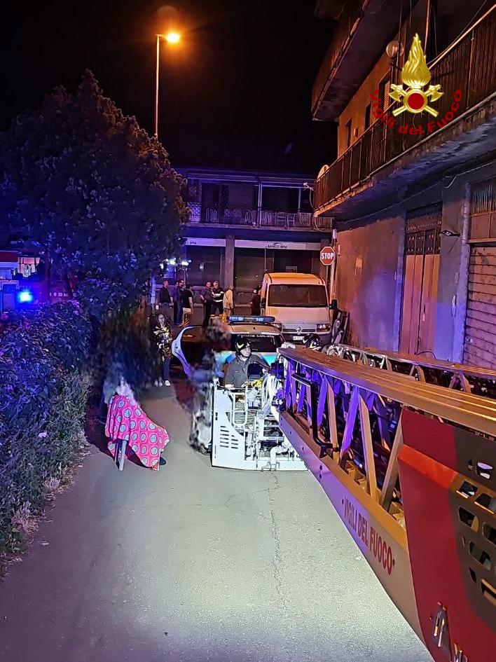 SAN GIOVANNI LA PUNTA. INCENDIO IN UN CONDOMINIO A TRE PIANI: EVACUATE TRE FAMIGLIE