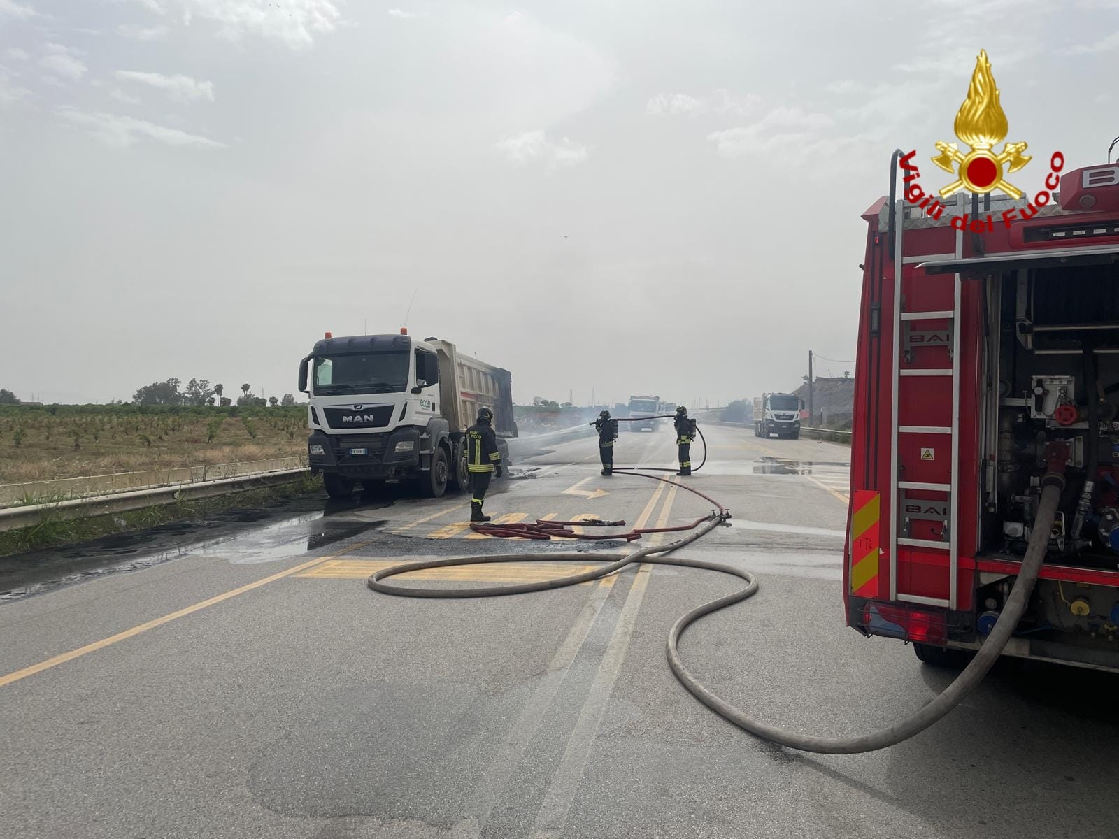 MOTTA SANT’ANASTASIA, CAMION IN FIAMME SULLA STRADA STATALE 192