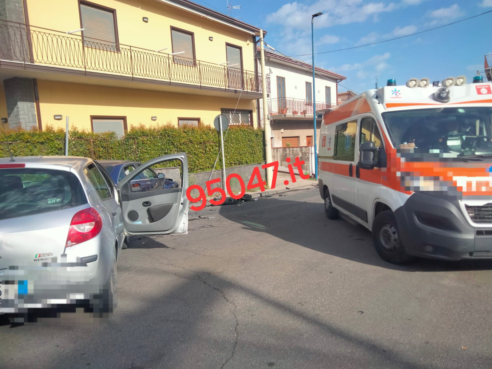 VIOLENTO SCONTRO TRA AUTO A PEDARA: UNA DONNA FERITA, AUTO CONTRO IL MURO