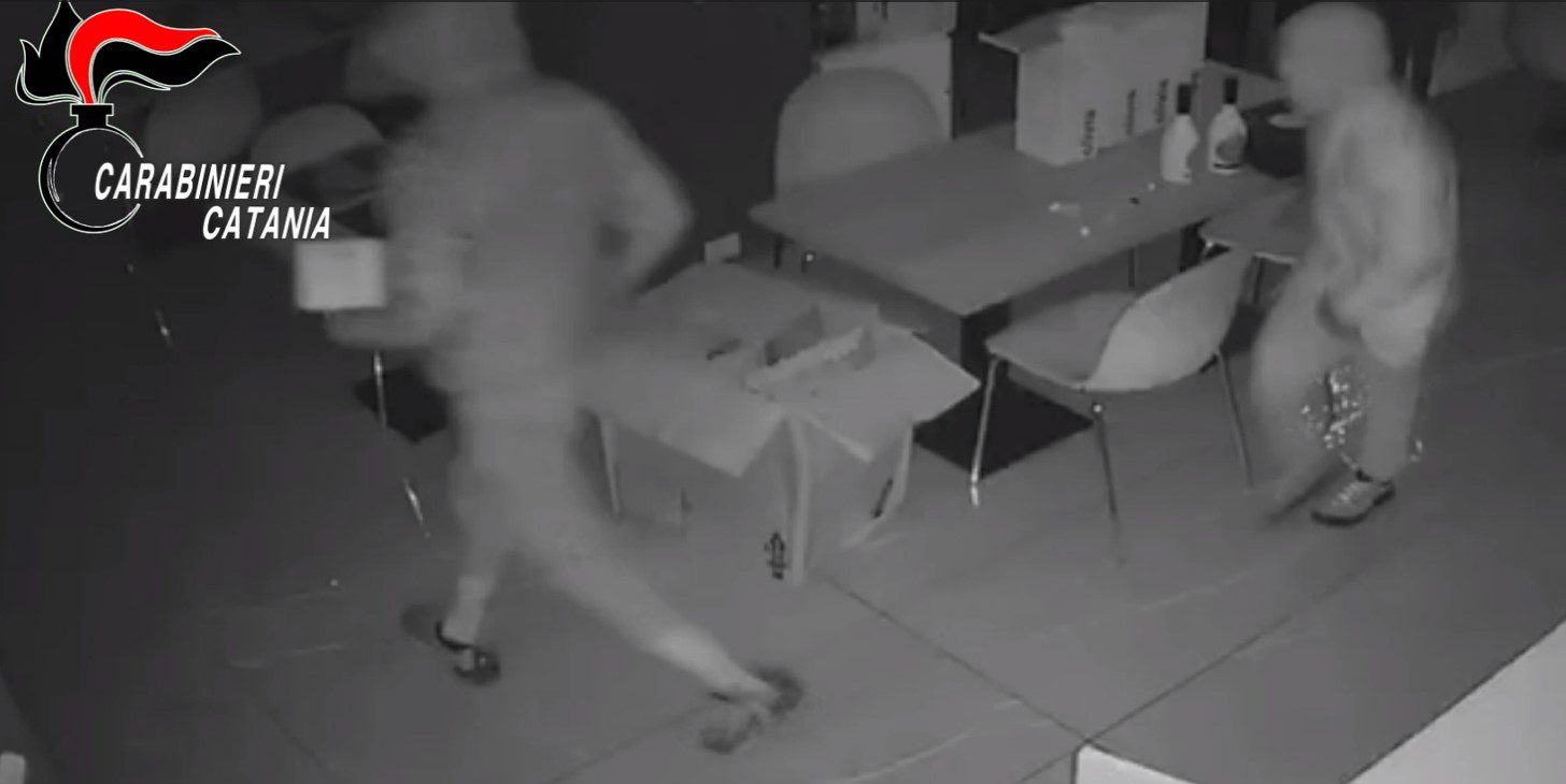 PIANO TAVOLA. ASSALTANO UN BAR PER RUBARE CHAMPAGNE E ALCOLICI MA VENGONO BECCATI DAI CARABINIERI