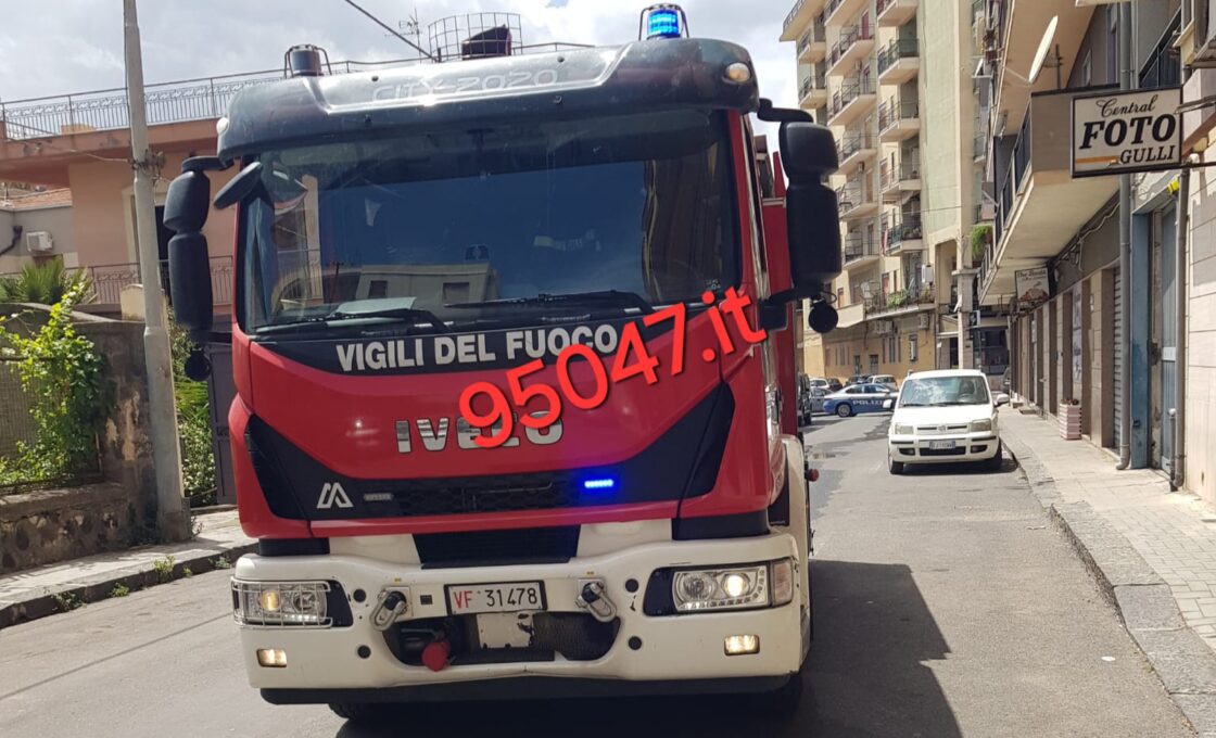 ADRANO, AUTO IN FIAMME, INTERVENTO DEI VIGILI DEL FUOCO