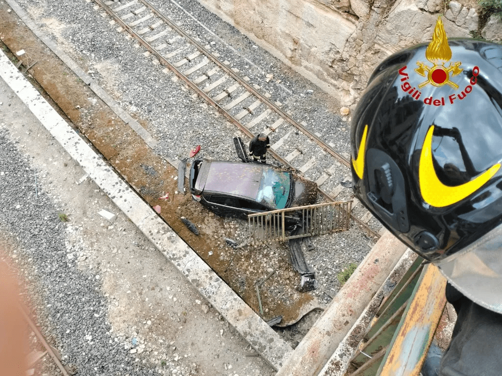 CON L'AUTO GIÙ DA UN PONTE A RAGUSA, UN GIOVANE E LA MADRE SALVI PER MIRACOLO