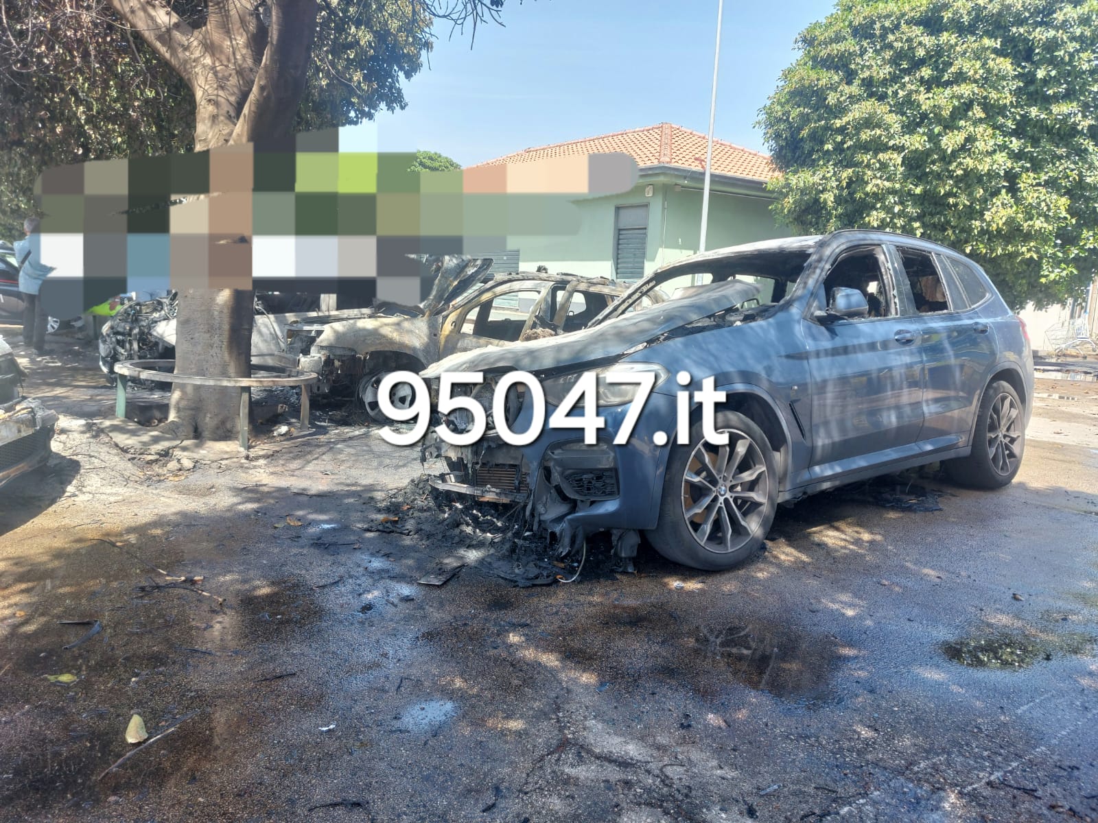 MISTERBIANCO. AUTO VA A FUOCO PER CORTO CIRCUITO E NE DISTRUGGE ALTRE CINQUE. LE FOTO