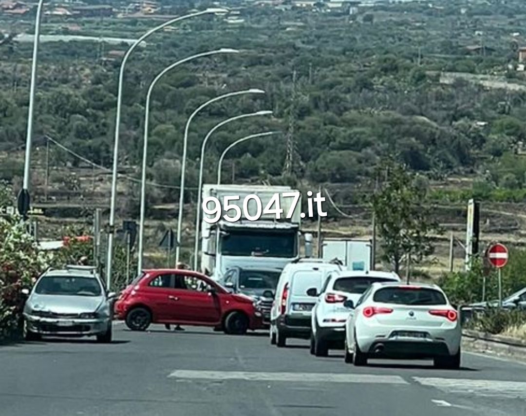 PATERNO’- SCONTRO TRA DUE AUTO AL CORSO ITALIA