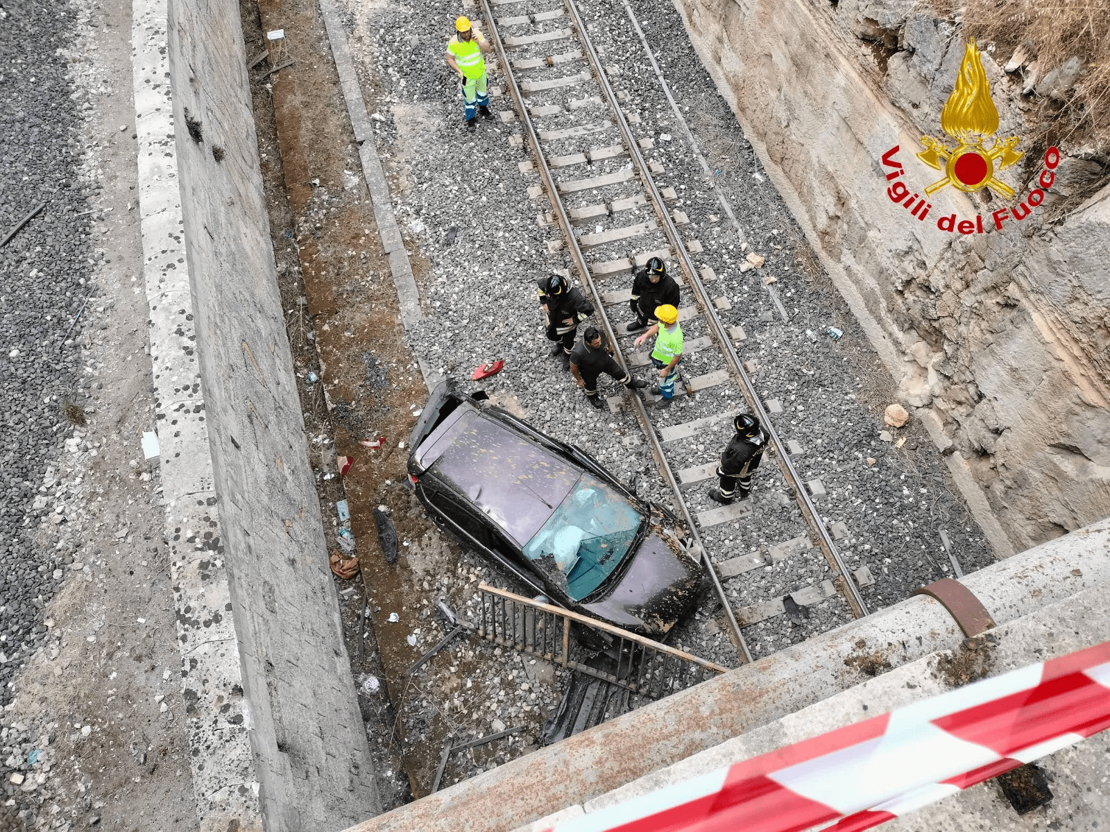 CON L'AUTO GIÙ DA UN PONTE A RAGUSA, UN GIOVANE E LA MADRE SALVI PER MIRACOLO