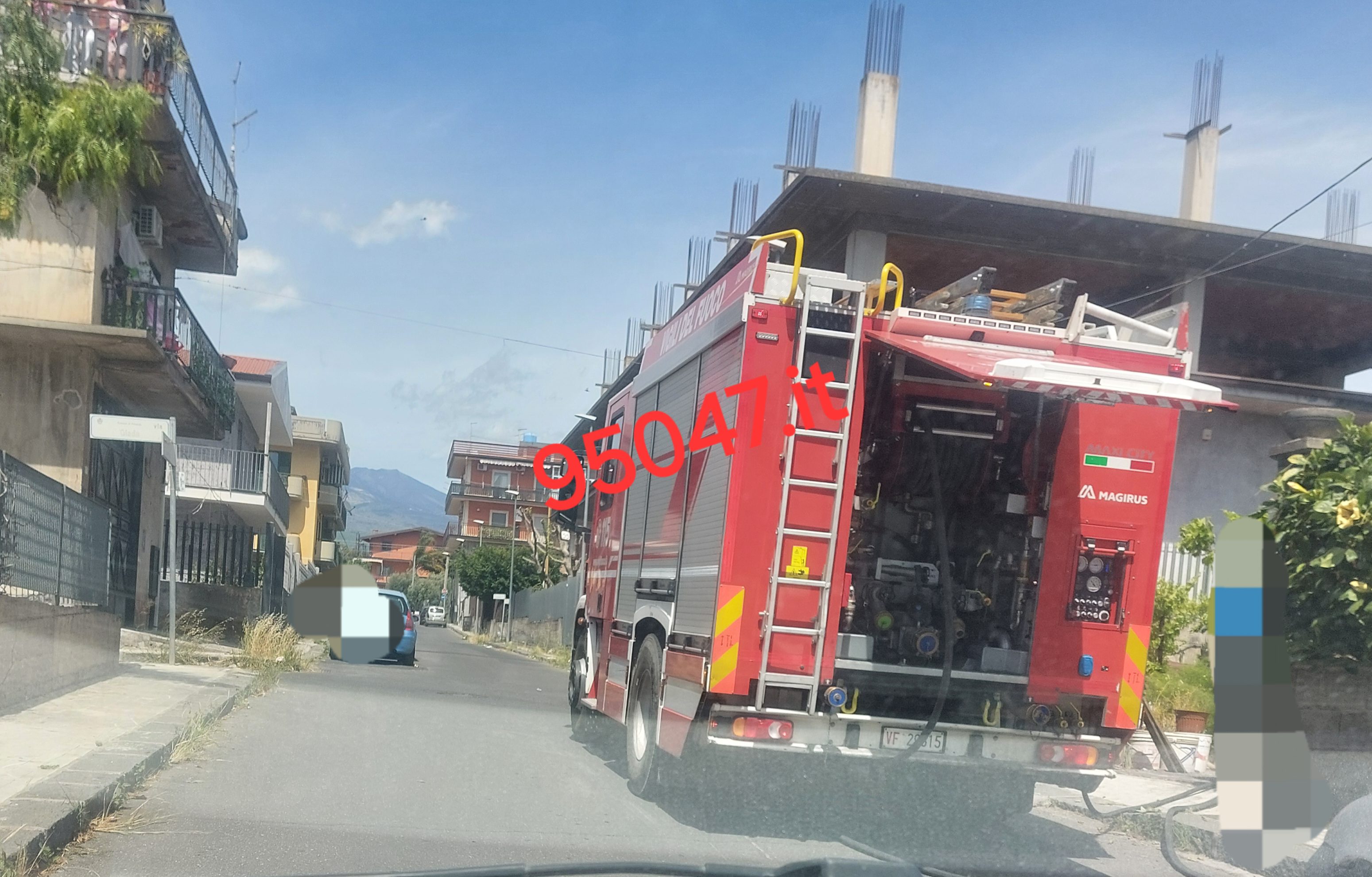 INCENDIO A PATERNÒ: FIAMME DIVAMPANO IN UN'ABITAZIONE DI VIA DELLE GEMME