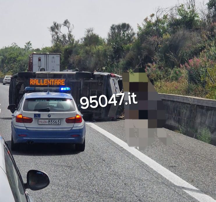 INCIDENTE SULL'AUTOSTRADA MESSINA-CATANIA: FURGONE SI RIBALTA NEI PRESSI DI ACIREALE