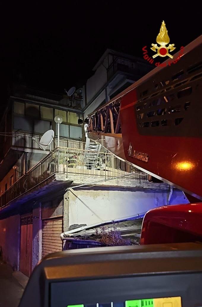 SAN GIOVANNI LA PUNTA. INCENDIO IN UN CONDOMINIO A TRE PIANI: EVACUATE TRE FAMIGLIE