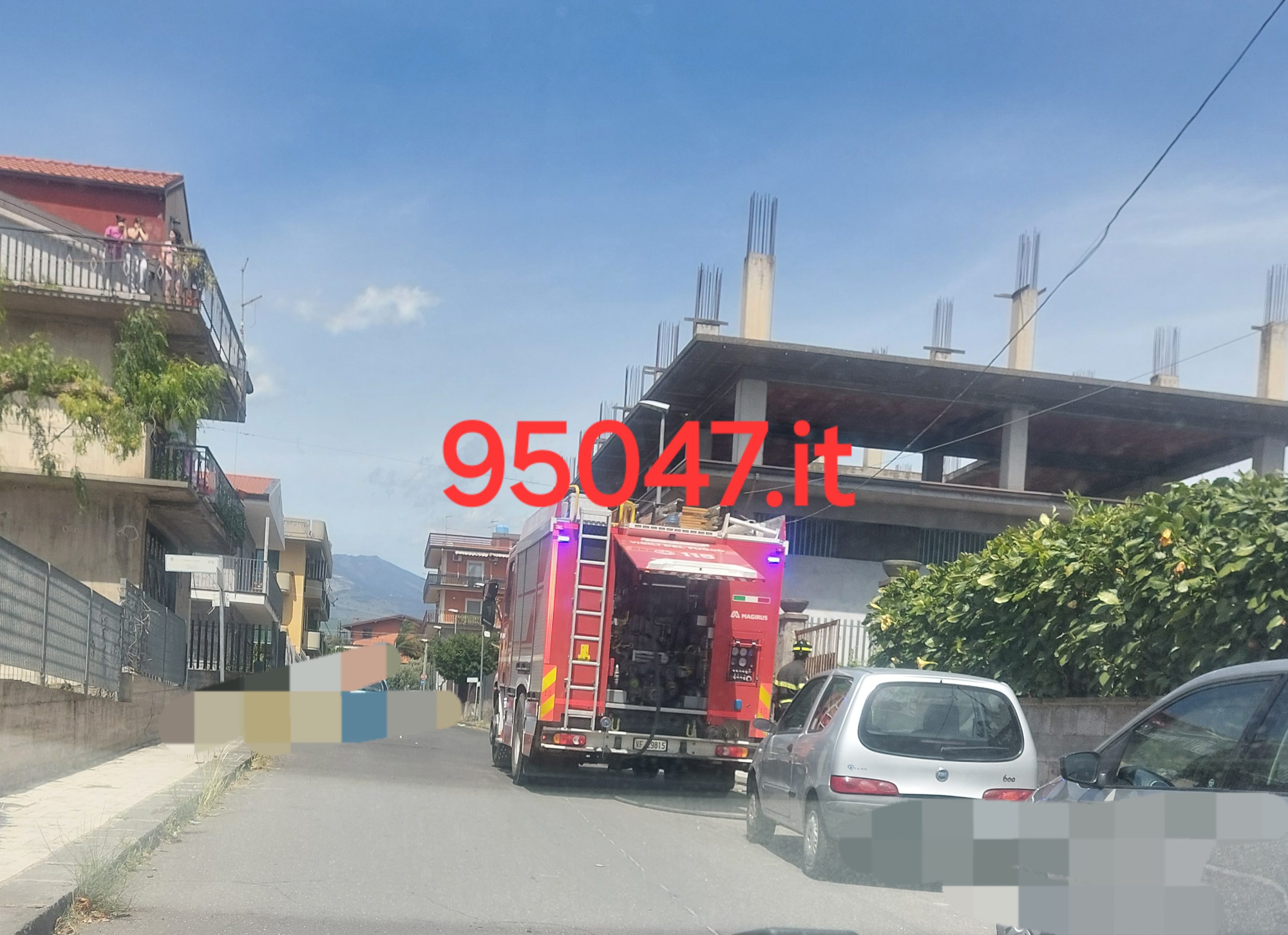 INCENDIO A PATERNÒ: FIAMME DIVAMPANO IN UN'ABITAZIONE DI VIA DELLE GEMME