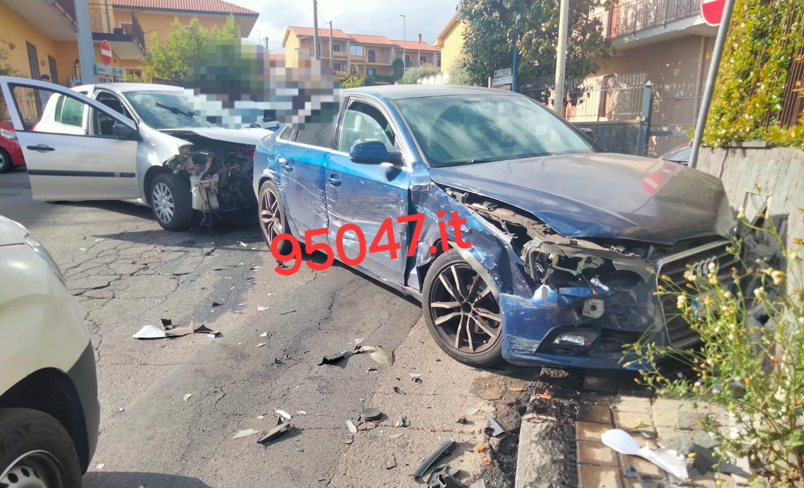 VIOLENTO SCONTRO TRA AUTO A PEDARA: UNA DONNA FERITA, AUTO CONTRO IL MURO