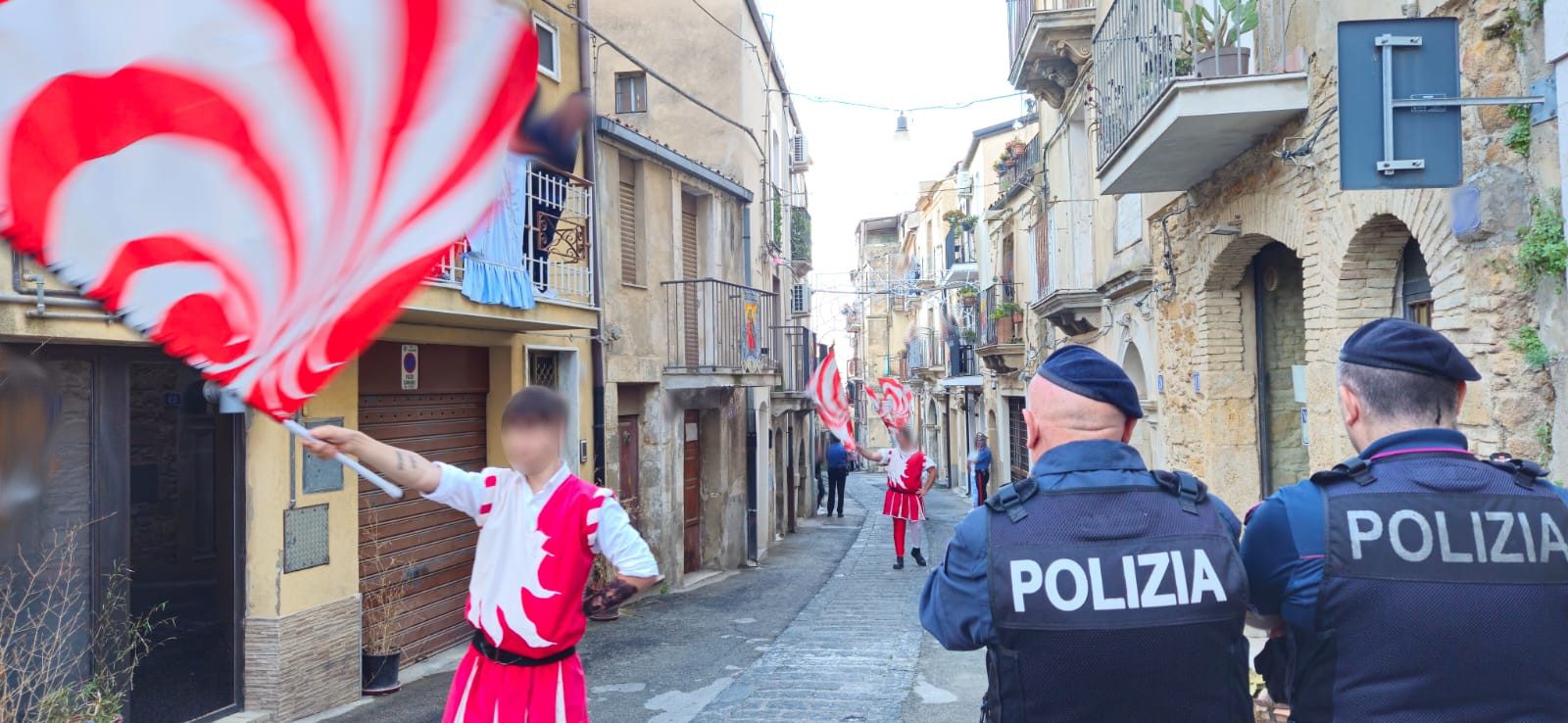 CALTAGIRONE: SUPERA LE TRANSENNE E SI RIFIUTA DI FORNIRE GENERALITÀ, DENUNCIATO