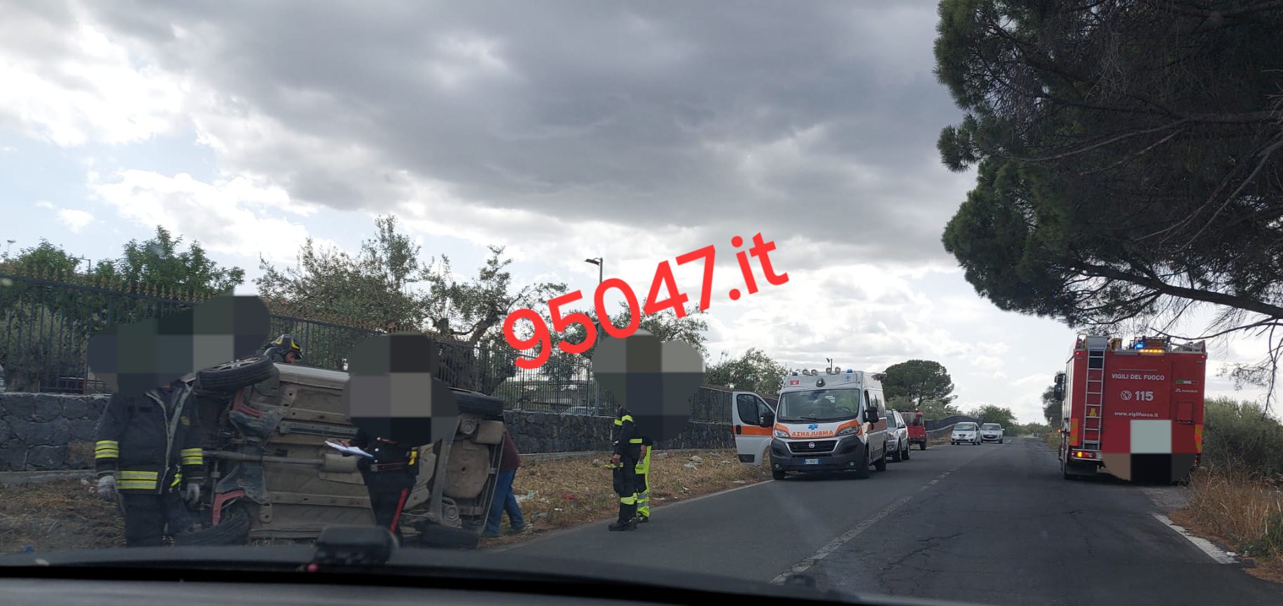 BELPASSO. INCIDENTE SULLA SP229 AUTO SI RIBALTA SUL FIANCO, FERITA 26ENNE