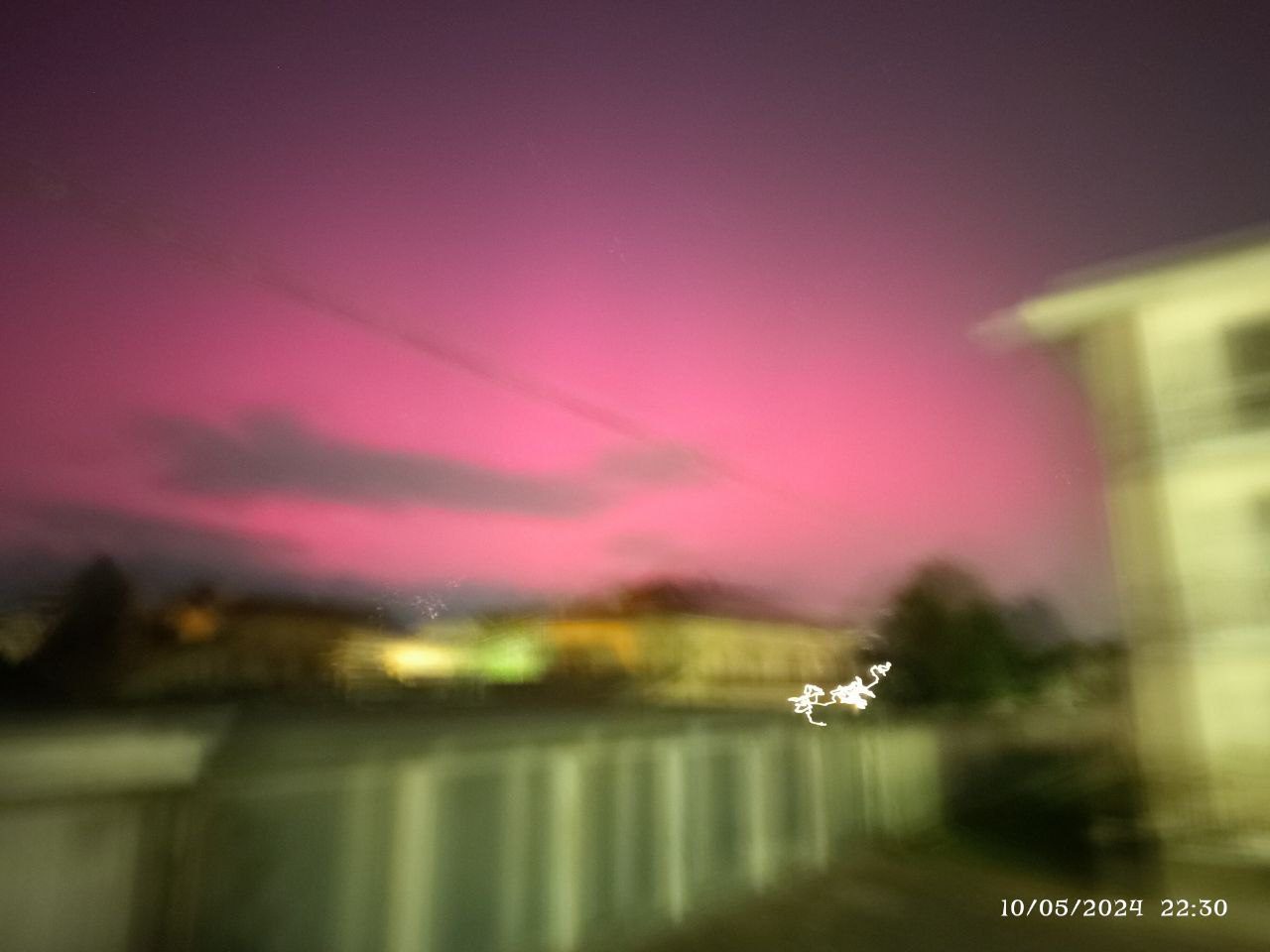 IN CORSO UNA VIOLENTISSIMA TEMPESTA GEOMAGNETICA, AURORA BOLEARE VISIBILE DA TUTT’ITALIA: LE FOTO