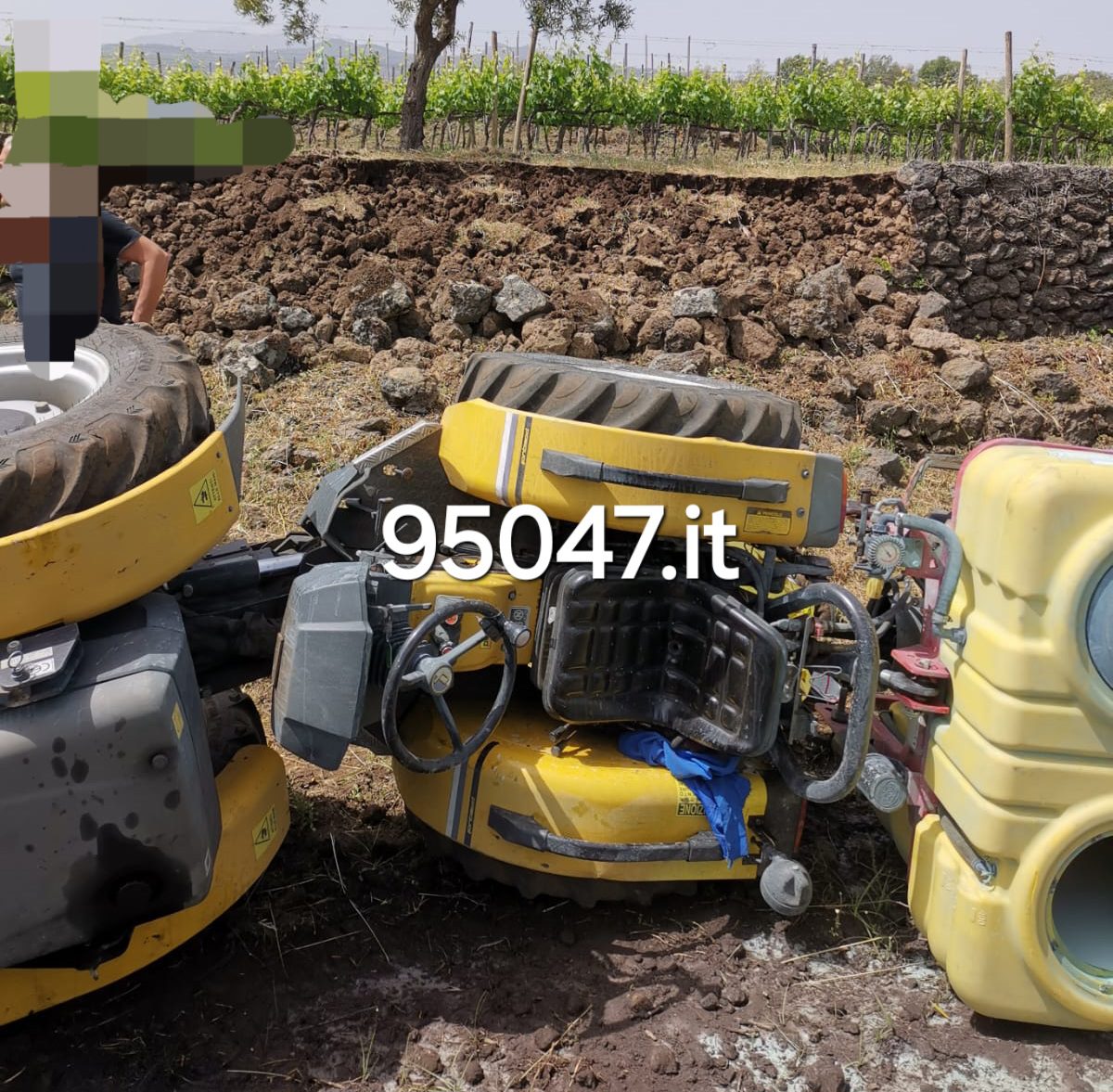 TRAGEDIA A CASTIGLIONE DI SICILIA: IL TRATTORE SI RIBALTA, MUORE 52ENNE