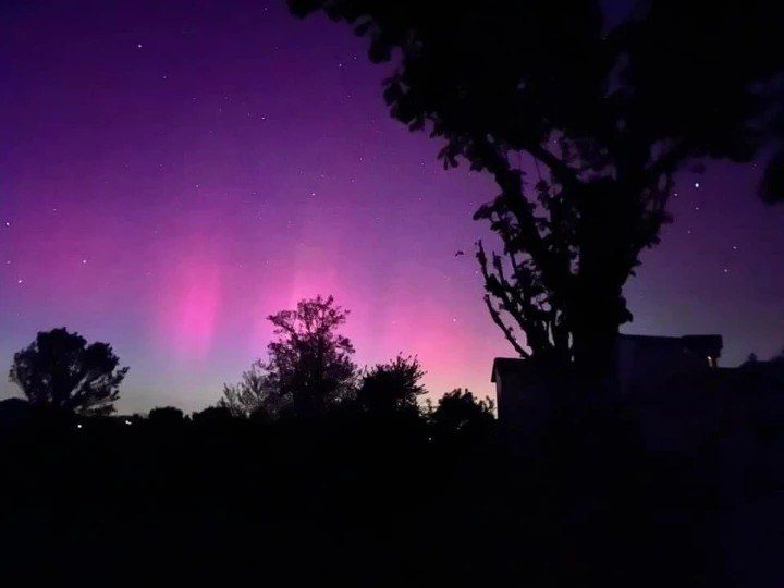 IN CORSO UNA VIOLENTISSIMA TEMPESTA GEOMAGNETICA, AURORA BOLEARE VISIBILE DA TUTT’ITALIA: LE FOTO