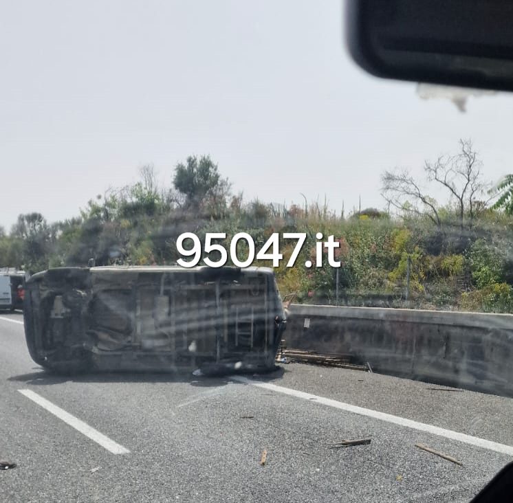 INCIDENTE SULL'AUTOSTRADA MESSINA-CATANIA: FURGONE SI RIBALTA NEI PRESSI DI ACIREALE