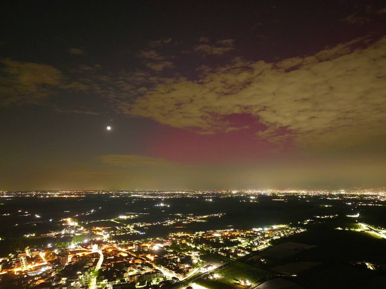 IN CORSO UNA VIOLENTISSIMA TEMPESTA GEOMAGNETICA, AURORA BOLEARE VISIBILE DA TUTT’ITALIA: LE FOTO