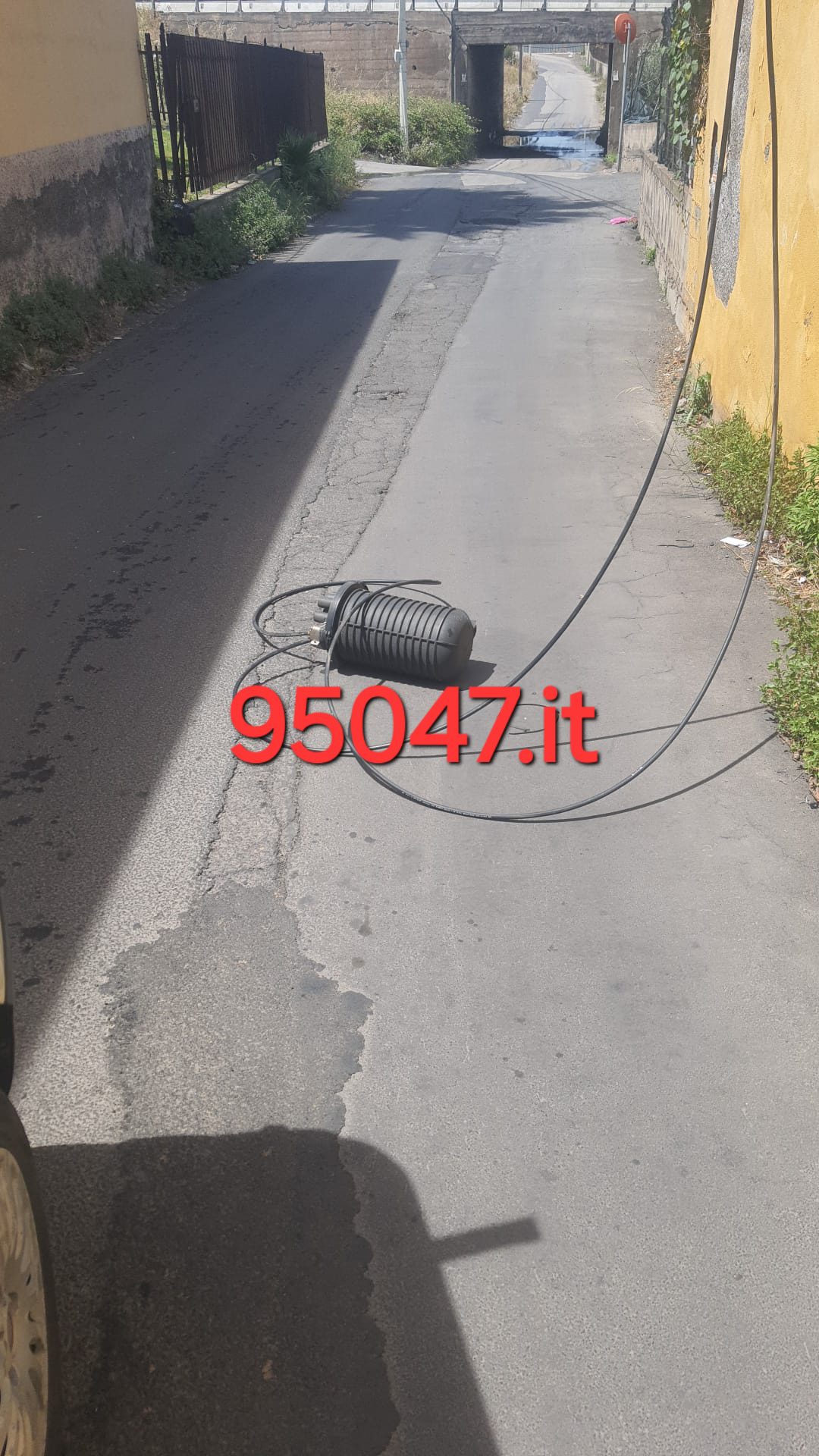 BELPASSO. CAVI ELETTRICI CADUTI  PERICOLOSAMENTE A TERRA