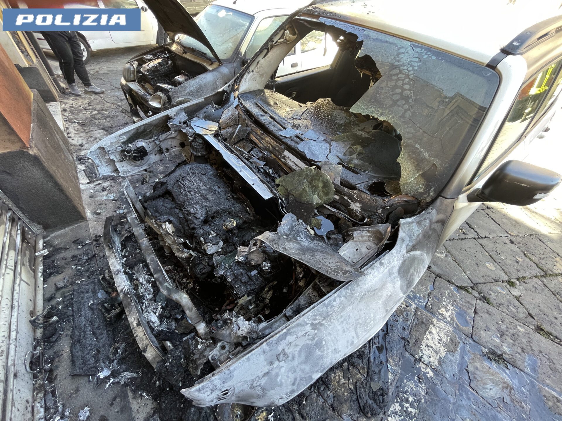 ADRANO, INCENDIANO E DISTRUGGONO 2 AUTO IN CENTRO: DENUNCIATI I RESPONSABILI