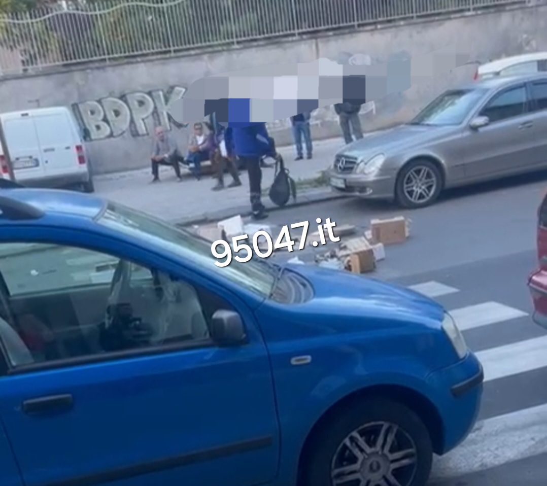 PATERNÒ. PAURA IN PIAZZA VITTORIO VENETO: INDIVIDUO ALTERATO DISTURBA L'ORDINE PUBBLICO