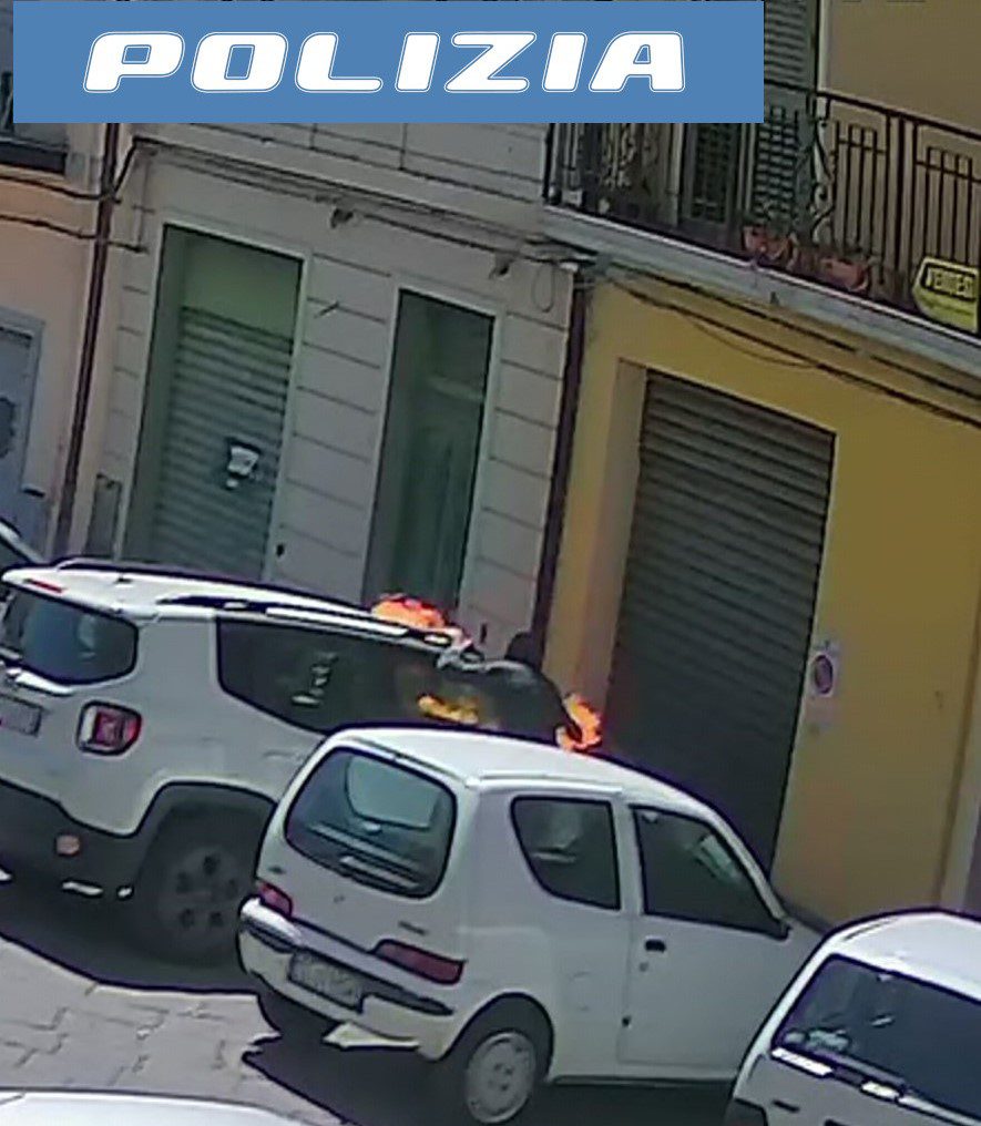 ADRANO, INCENDIANO E DISTRUGGONO 2 AUTO IN CENTRO: DENUNCIATI I RESPONSABILI