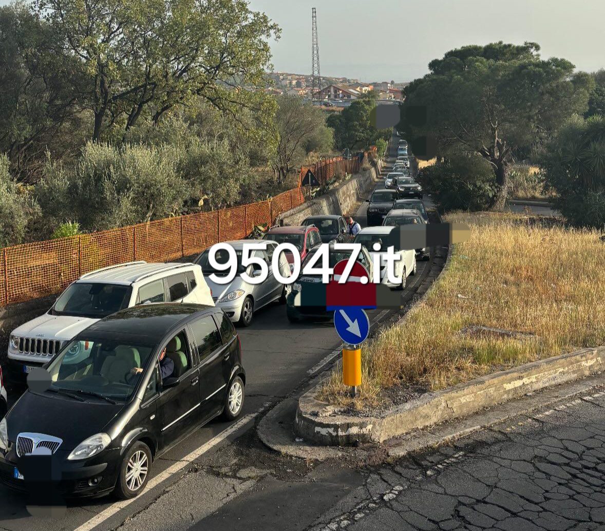 PATERNO'. MANIFESTAZIONE IN VIA CONTESSA ADELAIDE: TRAFFICO IN TILT NEI PRESSI DELLO SVINCOLO E VIA LIMITROFE