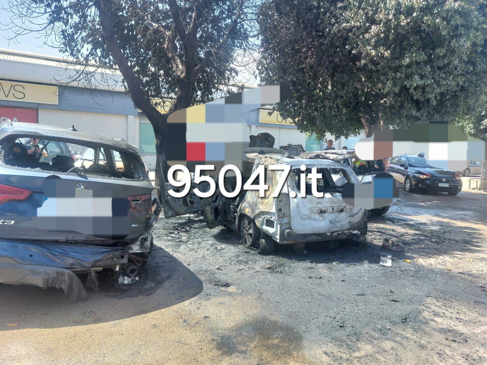 MISTERBIANCO. AUTO VA A FUOCO PER CORTO CIRCUITO E NE DISTRUGGE ALTRE CINQUE. LE FOTO