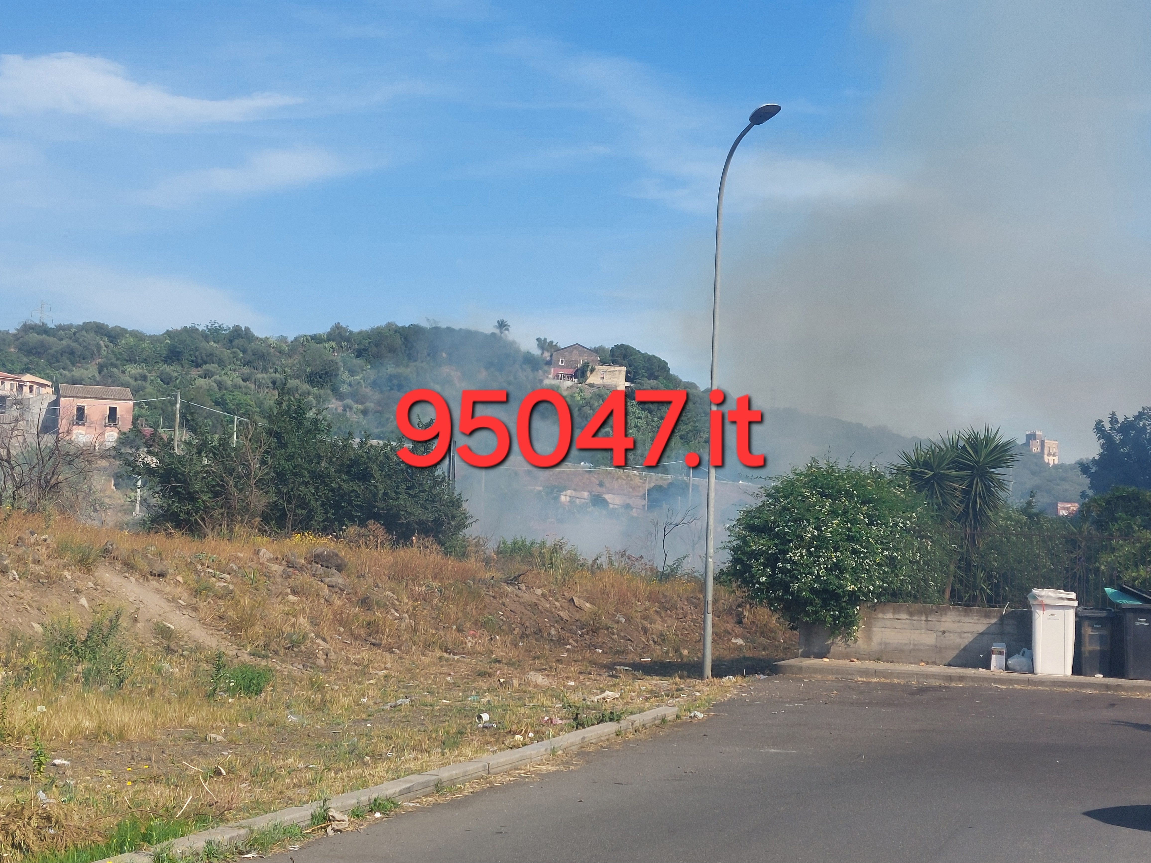 PATERNÒ: INCENDIO DI STERPAGLIE IN ZONA CORSO ITALIA, DENSA COLONNA DI FUMO GRIGIO